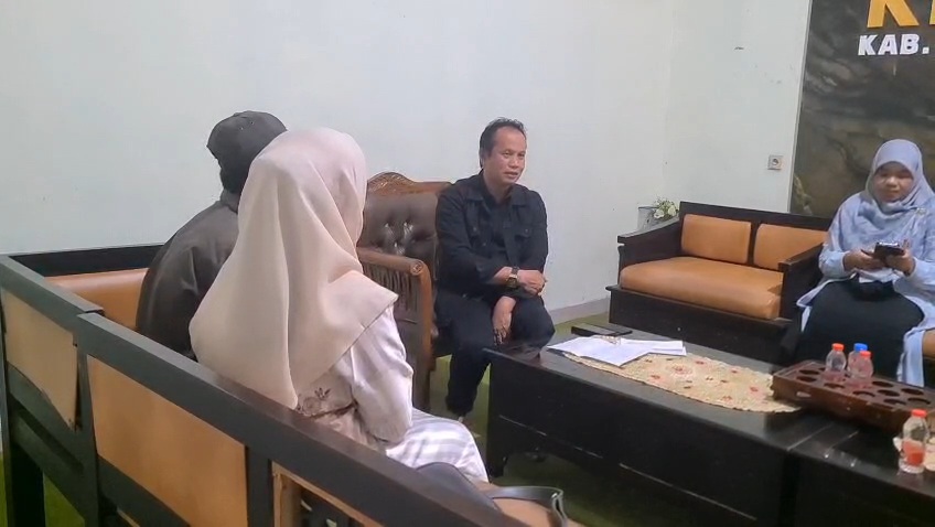 KPAID Kabupaten Tasikmalaya saat menerima laporan dugaan pengeroyokan siswa SMP di Cineam