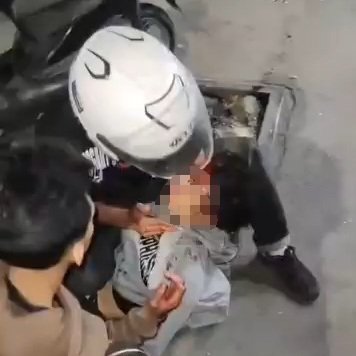 Sorang remaja tidak sadarkan diri usai diguga dihantam bantu oleh genk motor di Jalan Ir Juanda Cilrmbang Kota Tasikmalaya.